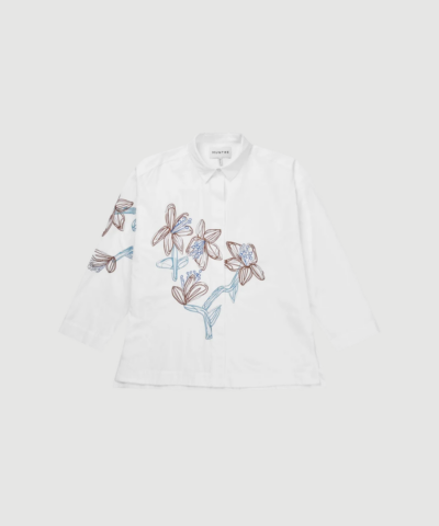Nicolette Top fra MUNTHE er en løs skjorte i 100 % økologisk bomuld med klassisk krave, knaplukning og broderet blomstermotiv. En tidløs hvid skjorte med kunstnerisk detalje, der nemt kan styles til både hverdag og mere elegante looks.