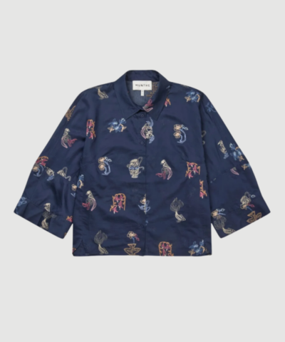 Nilsa Top fra MUNTHE er en oversized top i navy med fine broderede detaljer og afslappet silhuet. En elegant og kunstnerisk top, der kan styles både casual og sofistikeret. Find MUNTHE Nilsa Top hos Merci Give.