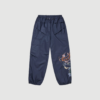 Unform Pants fra MUNTHE i navy er moderne bukser i 100 % bomuld med løs pasform, elastisk talje, cargolommer og printdetalje på benet. Et cool og komfortabelt valg med karakter og personlighed. Find MUNTHE Unform Pants hos Merci Give.