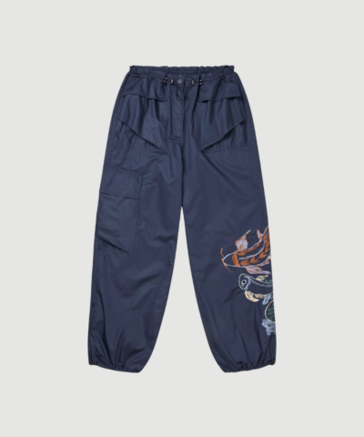 Unform Pants fra MUNTHE i navy er moderne bukser i 100 % bomuld med løs pasform, elastisk talje, cargolommer og printdetalje på benet. Et cool og komfortabelt valg med karakter og personlighed. Find MUNTHE Unform Pants hos Merci Give.