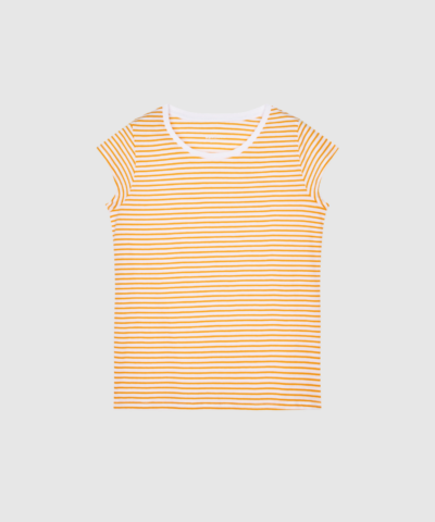 Mads Nørgaard Fine Jersey Stripe Teasy Tee FAV i Brilliant White og Zinnia er en klassisk stribet T‑shirt i blød bomuldsjersey. En tidløs og alsidig tee, perfekt til hverdagsbrug. Find Teasy Tee hos Merci Give.