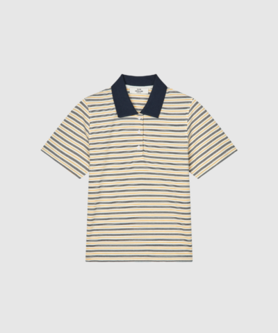 Mads Nørgaard Light Terry Marlo Polo Tee er en kortærmet polo i 100 % bomuld med let terry‑kvalitet. En afslappet og stilren poloshirt med striber og klassisk krave, perfekt til hverdagsbrug. Find Marlo Polo Tee hos Merci Give.