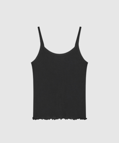 Mads Nørgaard Pointella Trilla Top Black er en feminin top i blød pointella‑rib med bølgede kanter. En elegant og alsidig top, som fungerer perfekt til både hverdag og lag‑på‑lag styling. Find Trilla Top hos Merci Give.