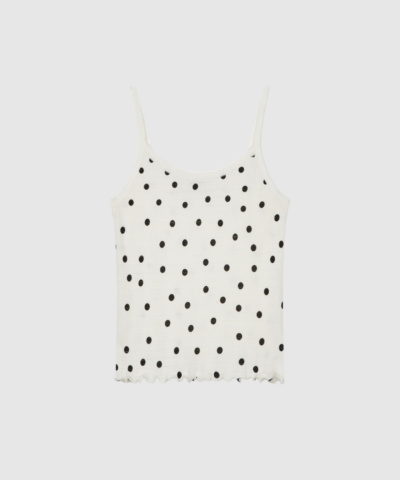 Mads Nørgaard Pointella Trilla Top Dot AOP Vanilla Ice er en feminin top i blød pointella‑rib med prikket print og bølgede kanter. En let og alsidig sommertop, perfekt til både hverdag og lag‑på‑lag styling. Find Trilla Top hos Merci Give.