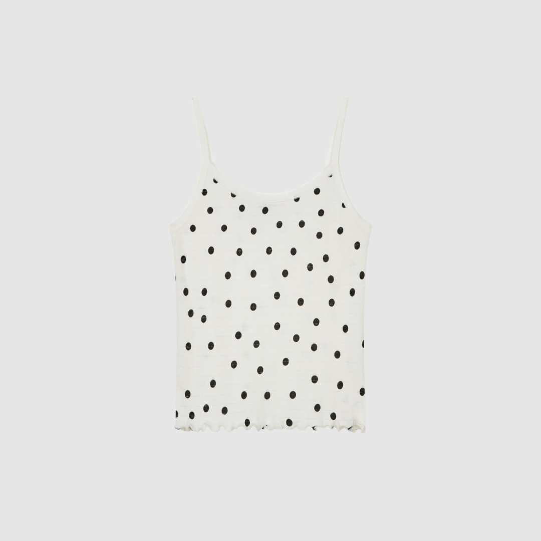 Mads Nørgaard Pointella Trilla Top Dot AOP Vanilla Ice er en feminin top i blød pointella‑rib med prikket print og bølgede kanter. En let og alsidig sommertop, perfekt til både hverdag og lag‑på‑lag styling. Find Trilla Top hos Merci Give.