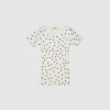 Mads Nørgaard Pointella Trixy Tee Dot AOP Vanilla Ice er en tætsiddende T‑shirt i blød pointella‑rib med prikket print. Feminine flæsekanter og let kvalitet gør den perfekt til hverdag. Find Trixy Tee hos Merci Give.