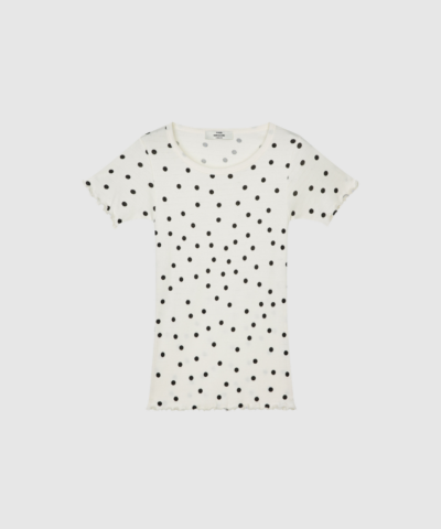Mads Nørgaard Pointella Trixy Tee Dot AOP Vanilla Ice er en tætsiddende T‑shirt i blød pointella‑rib med prikket print. Feminine flæsekanter og let kvalitet gør den perfekt til hverdag. Find Trixy Tee hos Merci Give.