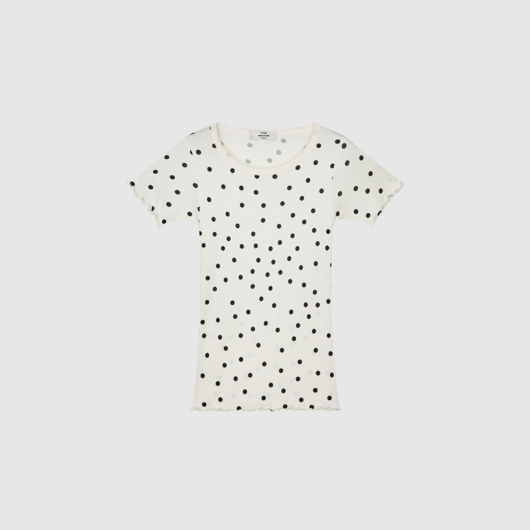 Mads Nørgaard Pointella Trixy Tee Dot AOP Vanilla Ice er en tætsiddende T‑shirt i blød pointella‑rib med prikket print. Feminine flæsekanter og let kvalitet gør den perfekt til hverdag. Find Trixy Tee hos Merci Give.