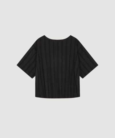 Elaya Top Anglaise fra moshi moshi mind er en feminin top i 100 % økologisk bomuld med broderie anglaise og rummelig pasform. En elegant og let top i sort, perfekt til både hverdag og pænere brug. Find Elaya Top hos Merci Give.
