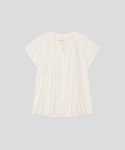 Flow Top Dobby fra moshi moshi mind er en feminin top i 100 % økologisk bomuld med korte ærmer, let V‑udskæring og dekorativt dobby‑broderi. En let og tidløs top i Off White, perfekt til hverdags- og sommerbrug. Find Flow Top hos Merci Give.