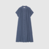 June Shirtdress Linen i Sea Blue er en feminin skjortekjole i let hør‑ og viskoseblanding. Kjolen har A‑formet pasform, voluminøse ærmer og elegante detaljer – perfekt til både hverdag og sommerens anledninger. Find June Shirtdress hos Merci Give.