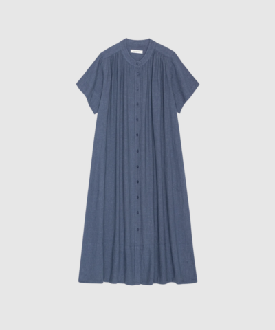 June Shirtdress Linen i Sea Blue er en feminin skjortekjole i let hør‑ og viskoseblanding. Kjolen har A‑formet pasform, voluminøse ærmer og elegante detaljer – perfekt til både hverdag og sommerens anledninger. Find June Shirtdress hos Merci Give.
