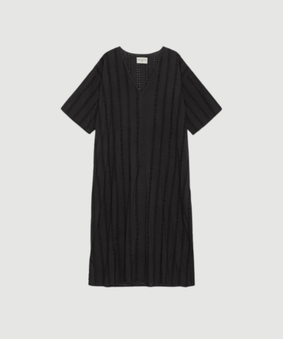 Luma Dress Anglaise fra moshi moshi mind er en let og feminin kjole i 100 % økologisk bomuld med broderie anglaise, dyb V‑udskæring og rummelig pasform. En elegant sort kjole med komfort og tidløst design. Find Luma Dress hos Merci Give.
