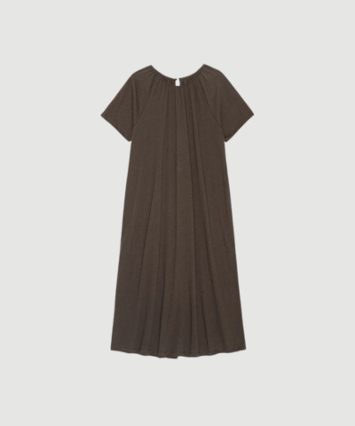 Rosie Dress fra moshi moshi mind er en feminin sommerkjole i 100 % økologisk bomuld med A‑formet pasform, korte raglanærmer og dekorative læg. En let og komfortabel kjole i Dark Brown – perfekt til hverdagsbrug og sommerens afslappede looks. Find Rosie Dress hos Merci Give.