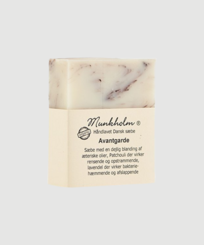 Avantgarde er en håndlavet sæbe med æteriske olier af patchouli og lavendel. En klassisk og velduftende sæbe med rensende, opstrammende og beroligende egenskaber. Find Avantgarde sæbe hos Merci Give.