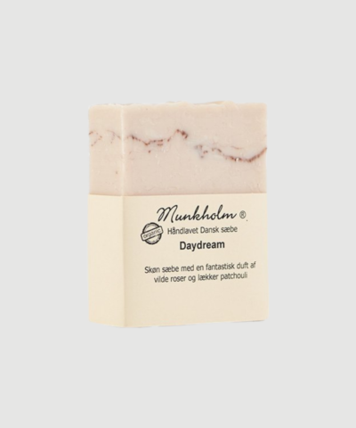 Daydream er en håndlavet sæbe med en sanselig og varm duft, sammensat på hemmelig vis og med patchouli som en af hovednoterne. En elegant og velduftende sæbe til daglig hånd- og kropspleje. Find Daydream sæbe hos Merci Give.