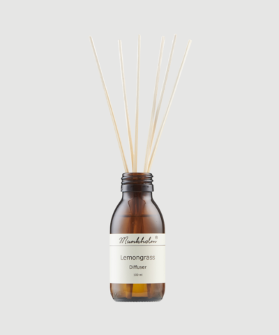 Diffuser Lemongrass er en frisk og citrusagtig eco friendly diffuser med noter af lemongrass og let jordagtig bund. Perfekt til at skabe en ren og behagelig duft i hjemmet eller på kontoret. Find Lemongrass diffuser hos Merci Give.