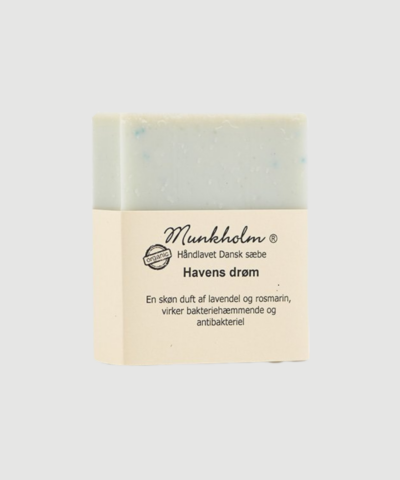 Havens Drøm er en håndlavet sæbe med lavendel og rosmarin i en frisk og urteagtig duftkombination. En mild, velduftende sæbe til både hånd- og kropspleje. Find Havens Drøm sæbe hos Merci Give.