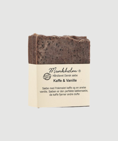 Kaffe/Vanille er en håndlavet køkkensæbe med friskmalet kaffe og et strejf af vanille. Effektiv til at fjerne lugt fra hænderne og kendt for sine antibakterielle egenskaber. Find Kaffe/Vanille sæbe hos Merci Give.
