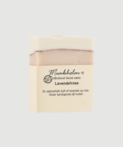 Lavendelrose er en håndlavet sæbe med en sødmefyldt og harmonisk duft af lavendel og rose. En mild og klassisk sæbe, der giver en rolig og velduftende oplevelse. Find Lavendelrose sæbe hos Merci Give.