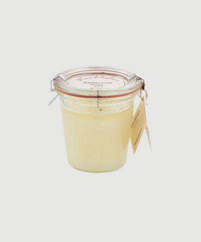 Saltscrub Rose 300 g er en håndlavet saltscrub med klassisk duft af engelsk rosenhave. Velegnet til både eksfoliering og aromaterapi i badekar og kendt for sin beroligende og afbalancerende effekt. Find Saltscrub Rose hos Merci Give.