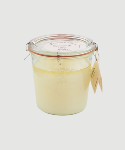 Saltscrub Rose er en håndlavet saltscrub med klassisk duft af engelsk rosenhave. Velegnet til både eksfoliering og aromaterapi i badekar. Virker beroligende og efterlader huden blød og velplejet. Find Saltscrub Rose hos Merci Give.