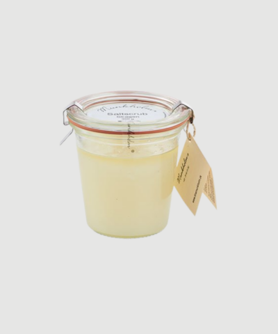Saltscrub SKAGEN 300 g er en håndlavet saltscrub med frisk nordisk duft af eucalyptus, lavendel og fyr. En opkvikkende scrub, der effektivt eksfolierer huden og efterlader den blød og velplejet. Find Saltscrub SKAGEN hos Merci Give.