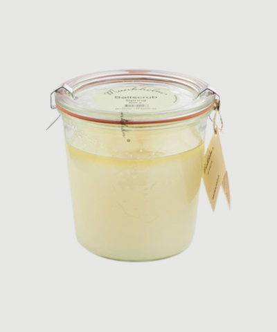 Saltscrub Spring 600 g er en håndlavet saltscrub med frisk, grøn forårsduft og strejf af nyslået græs. En opløftende scrub, der effektivt eksfolierer huden og efterlader den blød og velplejet. Find Saltscrub Spring hos Merci Give.