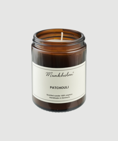 Håndlavet soy wax lys med patchouli – en varm, moskusagtig og let krydret duft med woody noter. Et stemningsfuldt duftlys, der skaber varme og dybde i hjemmet. Find Soy Wax Lys Patchouli hos Merci Give.