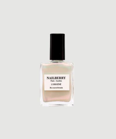 NAILBERRY Inner Glow er en lysende hvid neglelak med blød perlemorsglød. En moderne og elegant lak, der kan bruges alene eller over farve for et sofistikeret glow‑look. Find Inner Glow hos Merci Give.