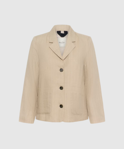Part Two AlitaPW Blazer er en klassisk pinstripe blazer i 100 % hør. En let og elegant blazer med lige pasform og tidløst design, perfekt til både hverdagsbrug og pæne anledninger. Find Part Two hos Merci Give.