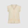 Part Two AnekaPW Top er en feminin og let ærmeløs top i bomulds‑ og viskoseblanding. Designet med V‑udskæring, knaplukning og flæsedetaljer i en smuk oatmeal‑farve. Perfekt til både hverdag og arbejde. Find AnekaPW Top hos Merci Give.