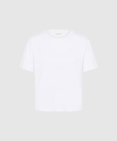 Part Two AnnePW T‑shirt i hvid er en klassisk og komfortabel T‑shirt i 100 % økologisk bomuld. En tidløs basis‑T‑shirt med loose fit, perfekt til både hverdag og lag‑på‑lag styling. Find AnnePW T‑shirt hos Merci Give.