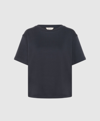 Part Two AnnePW T‑shirt i dark navy er en klassisk basis‑T‑shirt i 100 % økologisk bomuld. En tidløs T‑shirt med loose fit og stilrent design, perfekt til både hverdag og lag‑på‑lag styling. Find AnnePW T‑shirt hos Merci Give.