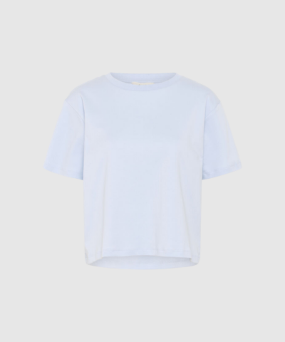 Part Two AnnePW T‑shirt i heather blue er en klassisk basis‑T‑shirt i 100 % økologisk bomuld. En tidløs T‑shirt med loose fit og meleret blå farve, perfekt til både hverdag og lag‑på‑lag styling. Find AnnePW T‑shirt hos Merci Give.