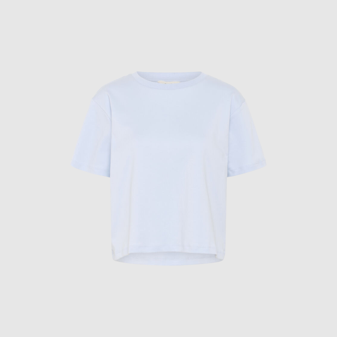 Part Two AnnePW T‑shirt i heather blue er en klassisk basis‑T‑shirt i 100 % økologisk bomuld. En tidløs T‑shirt med loose fit og meleret blå farve, perfekt til både hverdag og lag‑på‑lag styling. Find AnnePW T‑shirt hos Merci Give.