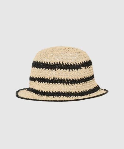 BeintaPW Hat fra Part Two er en let og stilfuld bøllehat i flettet design. Med bred skygge og stribet udtryk i black stripe er den perfekt som sommerhat til både hverdag og ferie. Find BeintaPW Hat hos Merci Give.