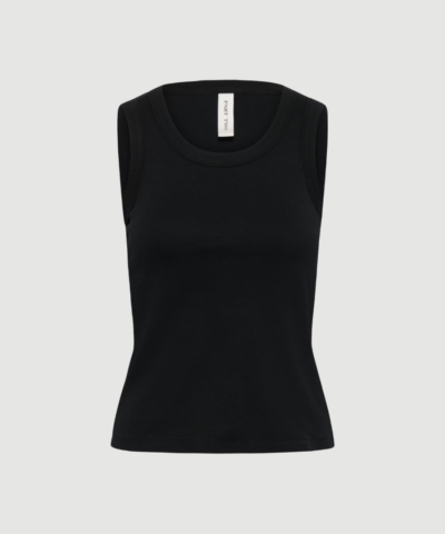 Part Two BessyPW Top i sort er en klassisk tanktop i 100 % økologisk bomuld. Med sit enkle design og tidløse udtryk er den perfekt som basis i garderoben og nem at style til både hverdag og lag‑på‑lag looks.