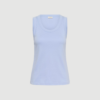 Part Two BessyPW Top i lyseblå er en klassisk tanktop i 100 % økologisk bomuld. Det enkle design og den friske farve gør den perfekt som basis i garderoben og nem at style til både hverdag og lag‑på‑lag looks.