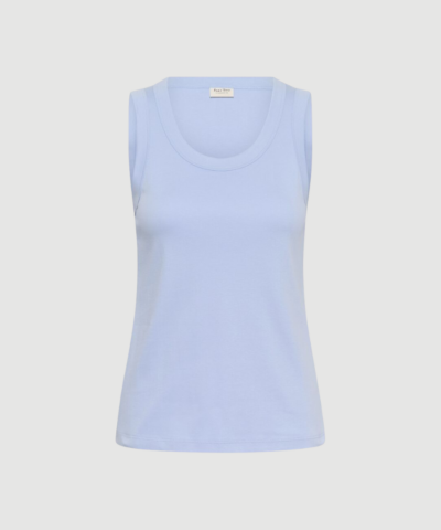 Part Two BessyPW Top i lyseblå er en klassisk tanktop i 100 % økologisk bomuld. Det enkle design og den friske farve gør den perfekt som basis i garderoben og nem at style til både hverdag og lag‑på‑lag looks.