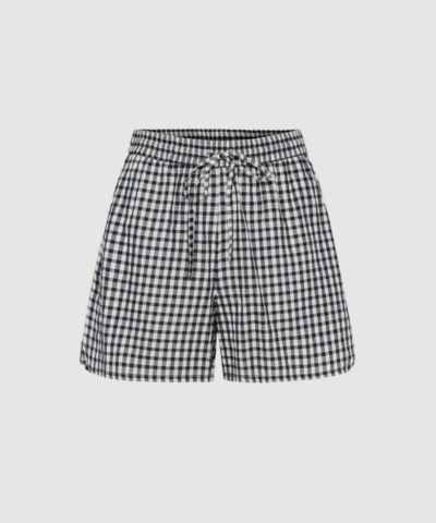 Part Two BigiPW Shorts i blue check er de perfekte sommershorts til en afslappet og stilfuld garderobe. Med elastisk talje, let økologisk bomuld og tidløst ternet design er de ideelle til både ferie og hverdagsbrug. Style dem med en enkel top eller skjorte for et ubesværet sommerlook.