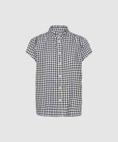 BjankaPW Bluse fra Part Two er en let, kortærmet bluse i 100 % økologisk bomuld med løs pasform, knaplukning og ternet mønster. En alsidig og tidløs bluse til både hverdag og afslappede styles. Find BjankaPW Bluse hos Merci Give.