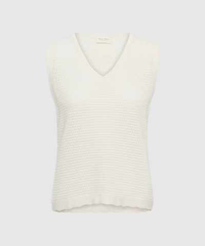 BolissaPW Top fra Part Two er en let, ærmeløs striktop i 100 % økologisk bomuld. Med V‑hals, åben strikstruktur og feminin bølgekant er den perfekt til sommerens outfits. Find BolissaPW Top hos Merci Give.