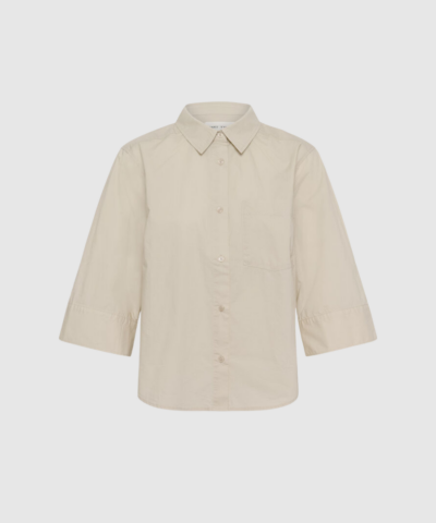 BotillaPW Skjorte fra Part Two er en boxy fit skjorte i 100 % økologisk bomuld. En moderne og komfortabel skjorte med korte ærmer og vævet kvalitet, perfekt til hverdagsbrug. Find BotillaPW Skjorten hos Merci Give.