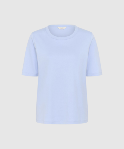 RatanaPW T‑shirt fra Part Two er en klassisk T‑shirt i 100 % økologisk bomuld. Komfortabel NOOS‑style med regular fit og ærmer til over albuen – perfekt som basis i garderoben. Find RatanaPW T‑shirt hos Merci Give.