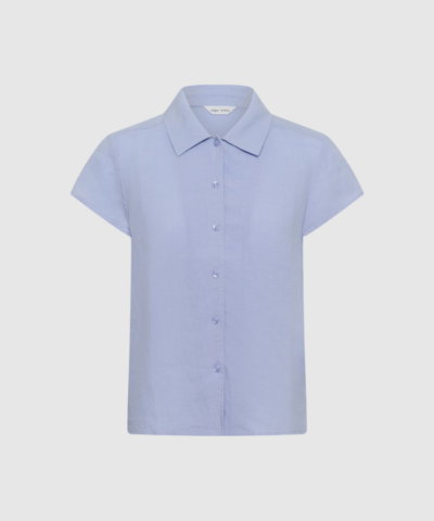 RittePW Shirt er en let skjorte i 100 % hør med regular fit og cap sleeves. En klassisk og sommerlig skjorte i vævet kvalitet, perfekt til hverdagsbrug. Find RittePW Shirt hos Merci Give.