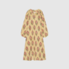 Lara Dress i Golden Yellow er en lang kjole i 100 % økologisk bomuld med håndlavet block print. En luftig kjole med V‑udskæring, ballonærmer og afslappet pasform. Perfekt til både hverdag og sommerens anledninger. Find Lara Dress hos Merci Give.