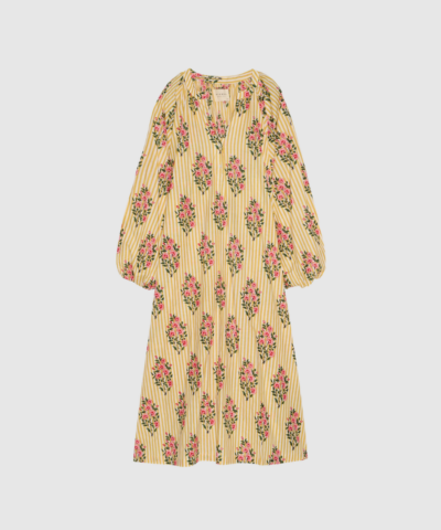 Lara Dress i Golden Yellow er en lang kjole i 100 % økologisk bomuld med håndlavet block print. En luftig kjole med V‑udskæring, ballonærmer og afslappet pasform. Perfekt til både hverdag og sommerens anledninger. Find Lara Dress hos Merci Give.