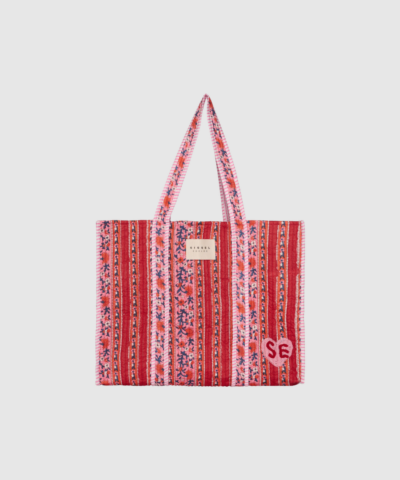 Pricilla Bag i Lavender Bloom er en quilt‑syet taske i 100 % økologisk bomuld. En rummelig og stilfuld hverdagstaske med håndlavet print, indvendig lomme og smukke detaljer. Find Pricilla Bag hos Merci Give.