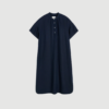 Cille Dress Linen fra Aiayu er en elegant kjole i 100 % hør med afslappet pasform og let struktur. Kjolen i navy har et tidløst udtryk og er perfekt til både hverdag og sommerbrug.